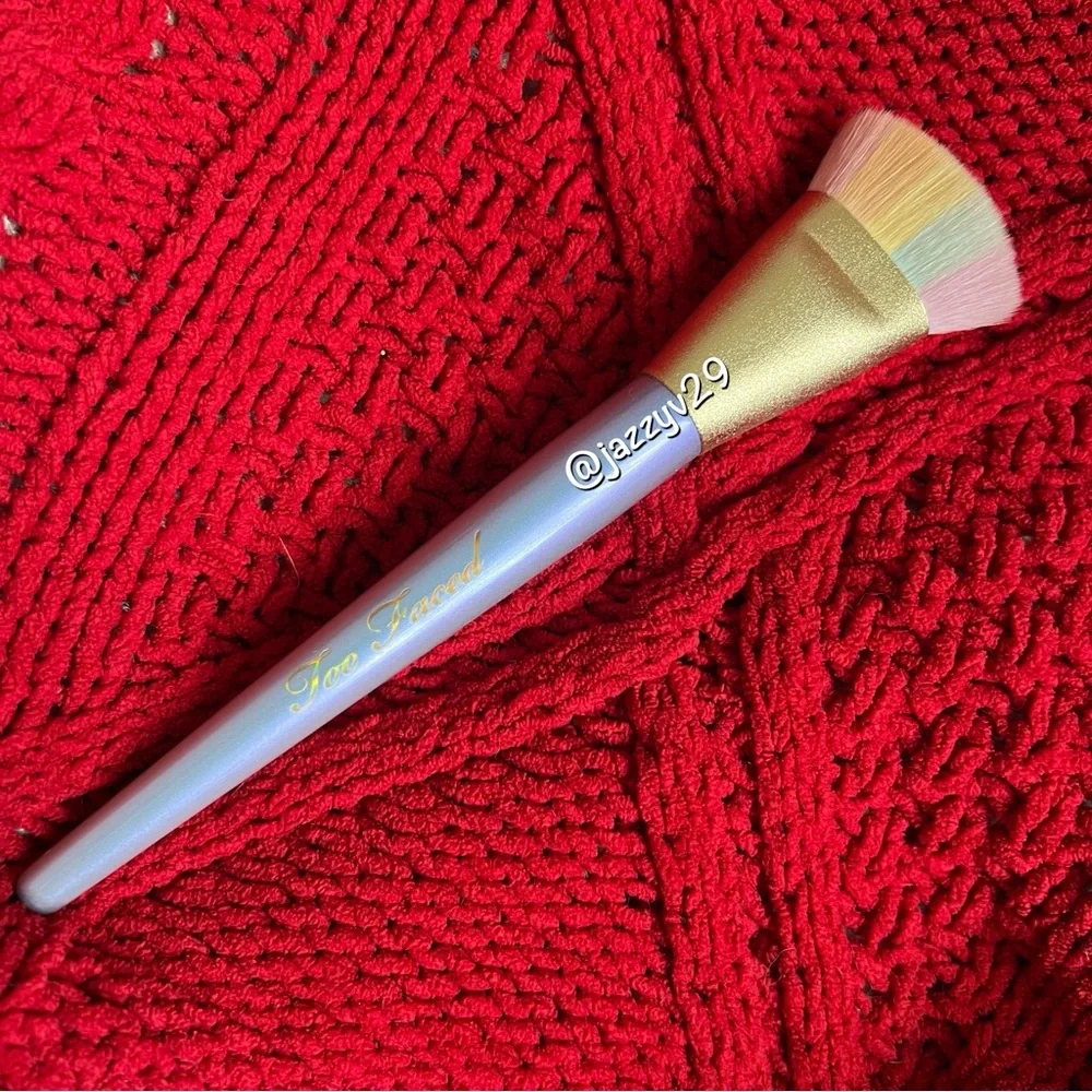 🌈Too Faced Festival Rainbow Strobing Brush🌈